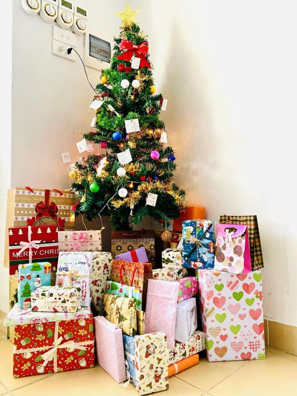 CHRISTMAS DOESN'T END