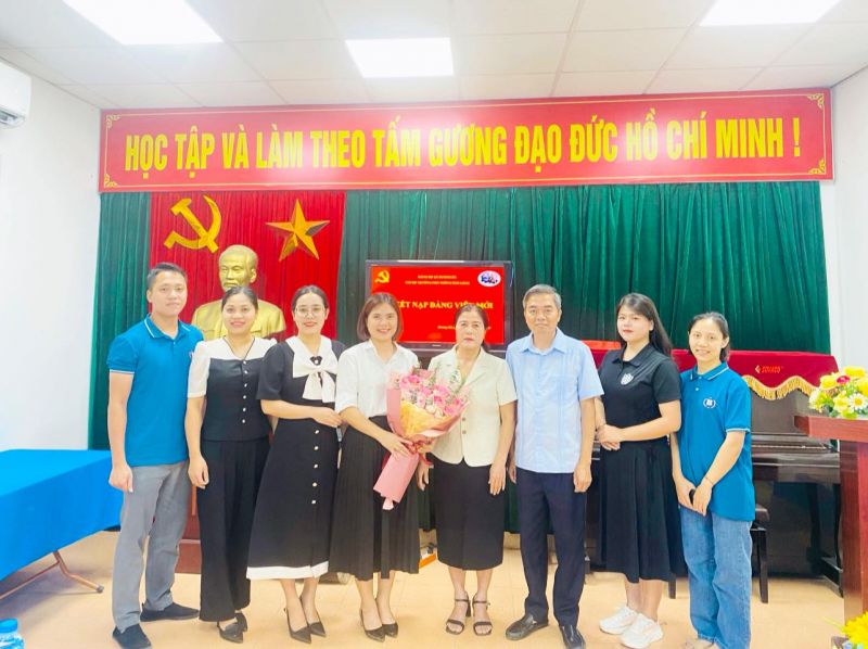 LỄ KẾT NẠP ĐẢNG VIÊN MỚI CHI BỘ TRƯỜNG PHỔ THÔNG BẢO LONG