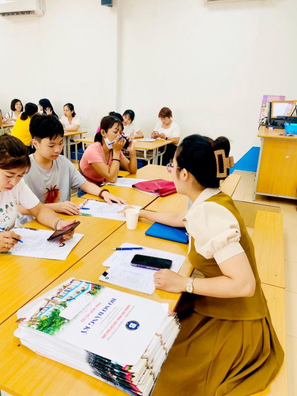 KHÔNG KHÍ TẤP NẬP TẠI PHÒNG TUYỂN SINH CỦA TRƯỜNG BẢO LONG