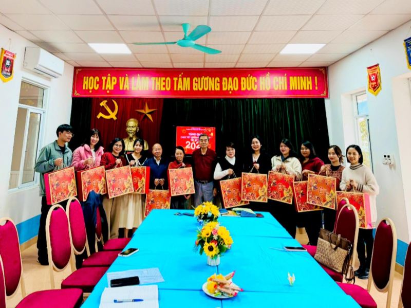 TẶNG QUÀ TẾT CHO CBGV, NV TRƯỜNG